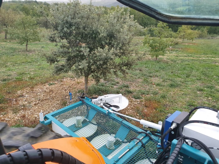 Faucheuse déportée inter-ceps avec satellite